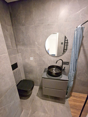 Фасадный дом, реновированный дом, закрытый двор, вход с улицы и со двора, лифт, Рига - изображение 9