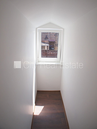 Фасадный дом, реновированный дом, вход с улицы, лестничная клетка после Рига - изображение 17