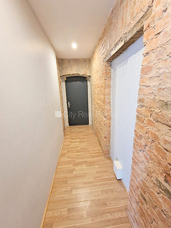 Здание во дворе, реновированный дом, закрытый двор, вход с улицы и со двора, Рига - изображение 15