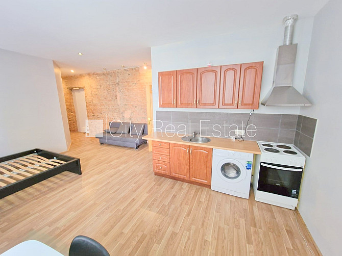 Здание во дворе, реновированный дом, закрытый двор, вход с улицы и со двора, Рига - изображение 1