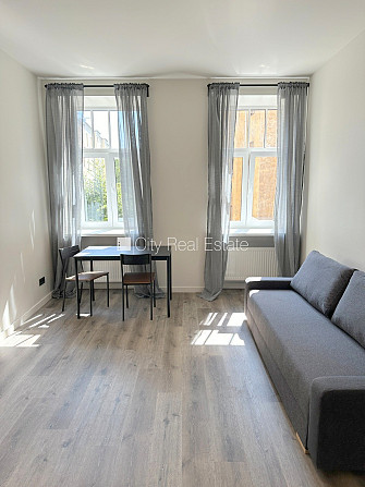 Здание во дворе, реновированный дом, закрытый двор, вход с улицы и со двора, Рига - изображение 4