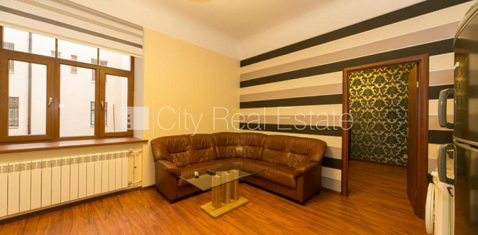 Здание во дворе, реновированный дом, закрытый двор, объект охраняет физическая Рига - изображение 1