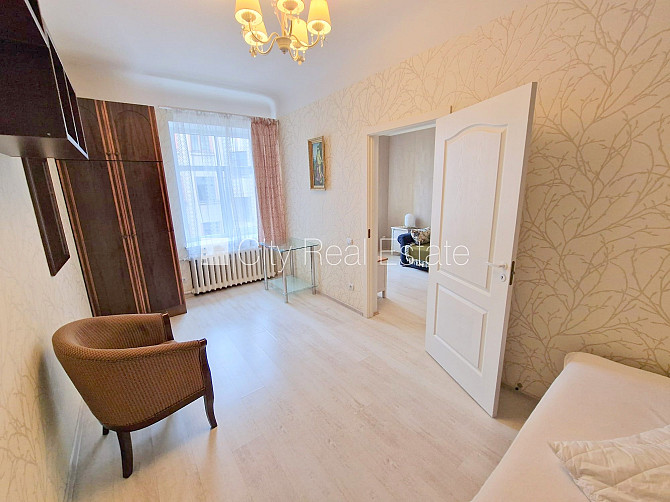 Фасадный дом, закрытый двор, вход со двора, лифт, окна выходят на улицу, широкий Рига - изображение 13