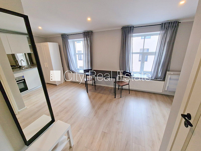 Фасадный дом, реновированный дом, вход с улицы, лестничная клетка после Рига - изображение 6