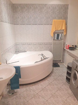 Zeme īpašumā, fasādes māja, renovēta māja, ieeja no pagalma, kāpņu telpa pēc kosmētiskā Rīga - foto 8