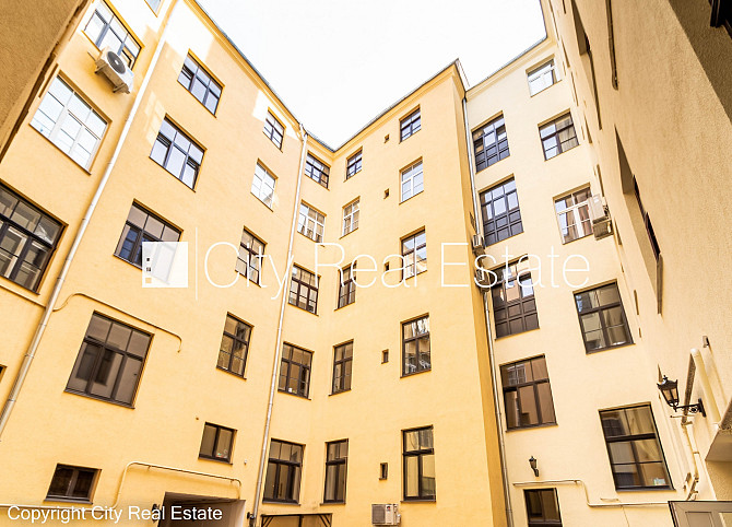 Zeme īpašumā, fasādes māja, renovēta māja, ieeja no pagalma, kāpņu telpa pēc kosmētiskā Rīga - foto 12