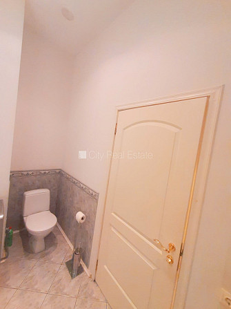 Zeme īpašumā, fasādes māja, renovēta māja, ieeja no pagalma, kāpņu telpa pēc kosmētiskā Rīga - foto 9