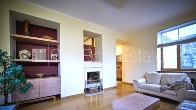 Фасадный дом, реновированный дом, вход с улицы, лестничная клетка после Рига - изображение 3