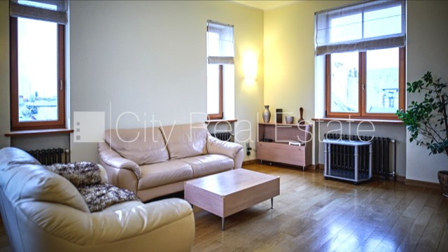 Фасадный дом, реновированный дом, вход с улицы, лестничная клетка после Рига - изображение 1