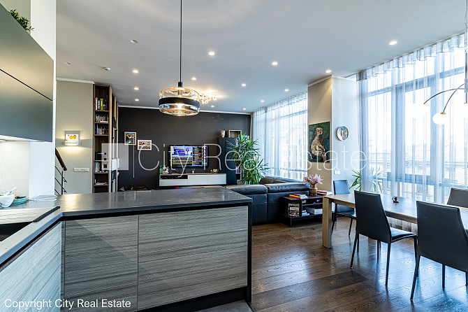 Labiekārtots apzaļumots pagalms, slēgts pagalms, teritorijas iebrauktuves vārti aprīkoti ar Rīga - foto 2