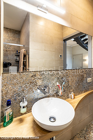 Labiekārtots apzaļumots pagalms, slēgts pagalms, teritorijas iebrauktuves vārti aprīkoti ar Rīga - foto 18