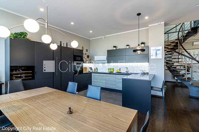 Labiekārtots apzaļumots pagalms, slēgts pagalms, teritorijas iebrauktuves vārti aprīkoti ar Rīga - foto 12