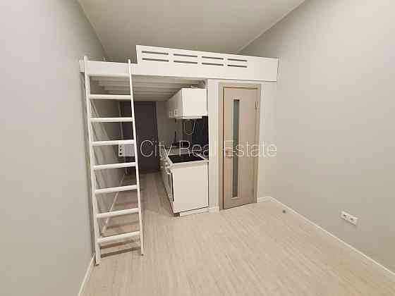 Фасадный дом, реновированный дом, закрытый двор, вход с улицы, лестничная клетка Rīga