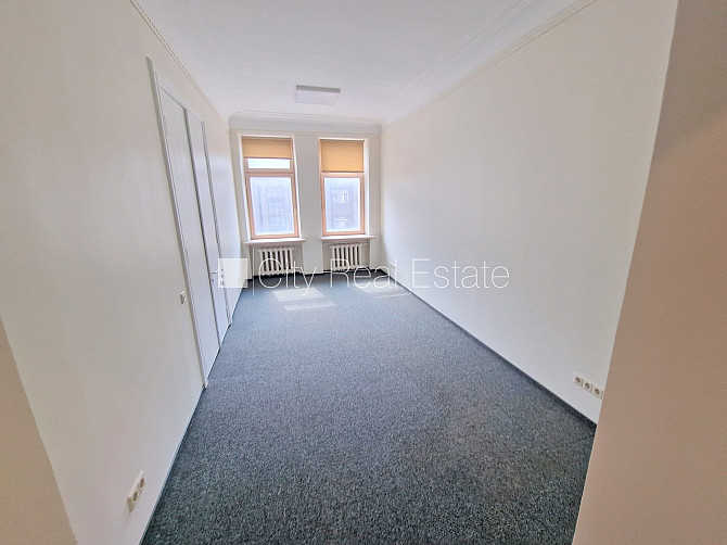 Fasādes māja, renovēta māja, ieeja no ielas, ir lifts, kāpņu telpa pēc kosmētiskā remonta, Rīga - foto 2