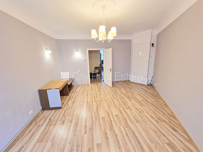 Fasādes māja, renovēta māja, ieeja no ielas, kāpņu telpa pēc kosmētiskā remonta, logi Rīga - foto 3