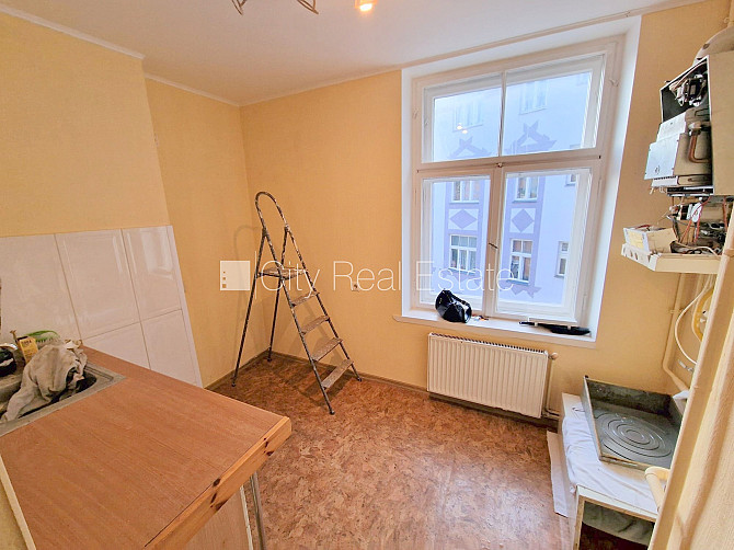 Fasādes māja, renovēta māja, ieeja no ielas, kāpņu telpa pēc kosmētiskā remonta, logi Rīga - foto 11