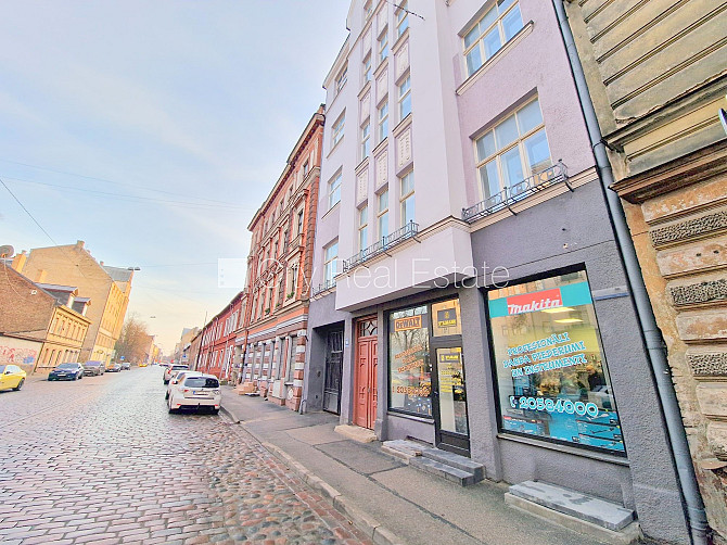 Fasādes māja, renovēta māja, ieeja no ielas, kāpņu telpa pēc kosmētiskā remonta, logi Rīga - foto 17