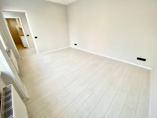 Fasādes māja, renovēta māja, ieeja no ielas, ir lifts, kāpņu telpa pēc kapitālā remonta, Rīga - foto 2