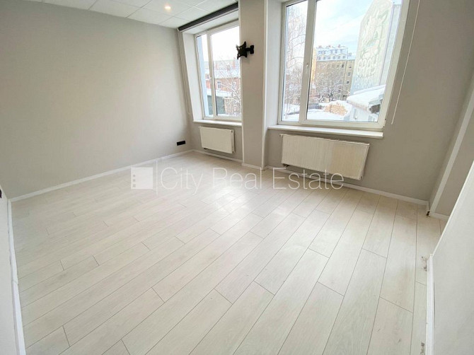 Fasādes māja, renovēta māja, ieeja no ielas, ir lifts, kāpņu telpa pēc kapitālā remonta, Rīga - foto 3