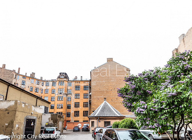 Zeme īpašumā, pagalma māja, slēgts pagalms, iespēja nomāt autostāvvietu, ir lifts, kāpņu Rīga - foto 4