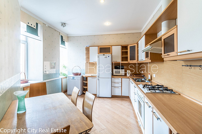 Zeme īpašumā, pagalma māja, slēgts pagalms, iespēja nomāt autostāvvietu, ir lifts, kāpņu Rīga - foto 1