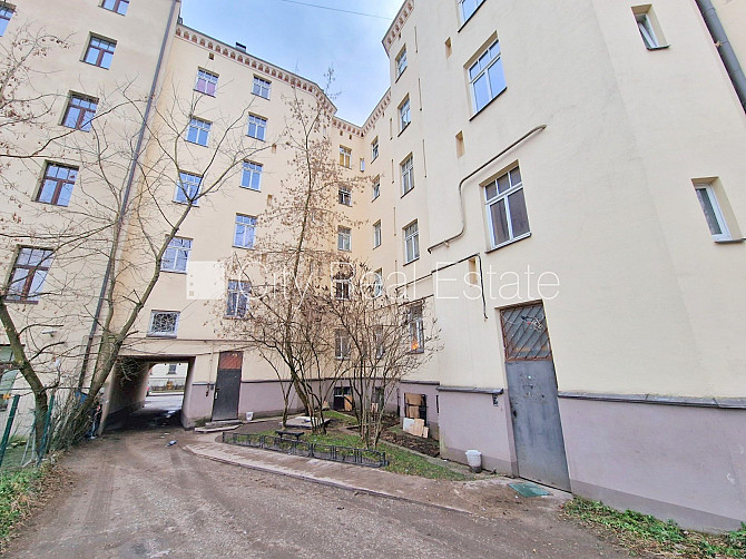 Fasādes māja, renovēta māja, vieta automašīnai, ieeja no ielas, puspagrabs, logi vērsti uz Rīga - foto 16