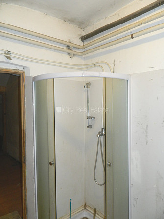 Fasādes māja, renovēta māja, vieta automašīnai, ieeja no ielas, puspagrabs, logi vērsti uz Rīga - foto 11