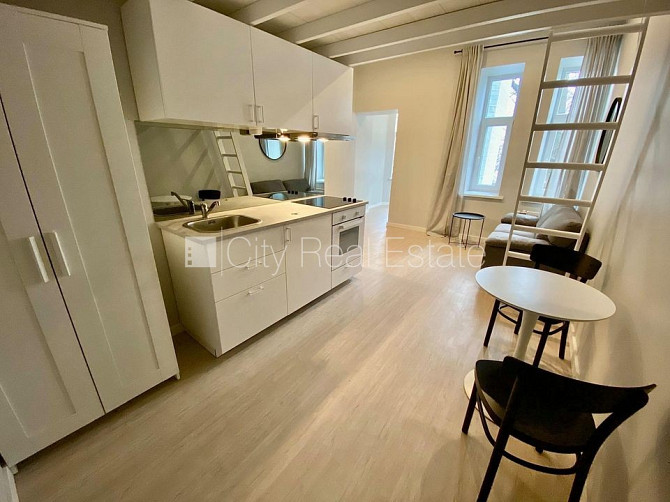 Fasādes māja, renovēta māja, ieeja no ielas, kāpņu telpa pēc kapitālā remonta, logi Rīga - foto 1