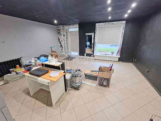 Фасадный дом, закрытый двор, место для машины, вход с улицы, окна выходят на улицу, Rīga