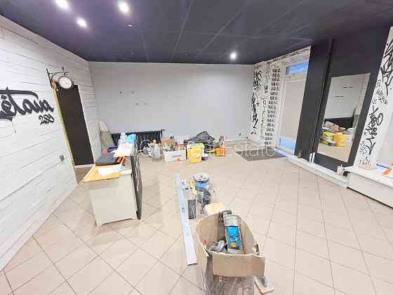 Фасадный дом, закрытый двор, место для машины, вход с улицы, окна выходят на улицу, Rīga