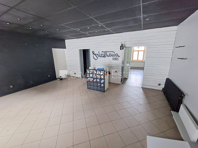 Fasādes māja, slēgts pagalms, vieta automašīnai, ieeja no ielas, logi vērsti uz ielas pusi, Rīga - foto 12