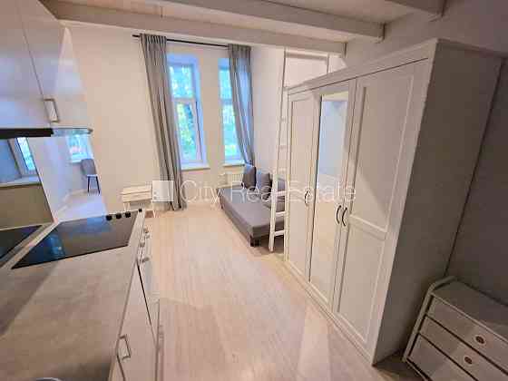 Фасадный дом, реновированный дом, закрытый двор, вход с улицы, лестничная клетка Rīga