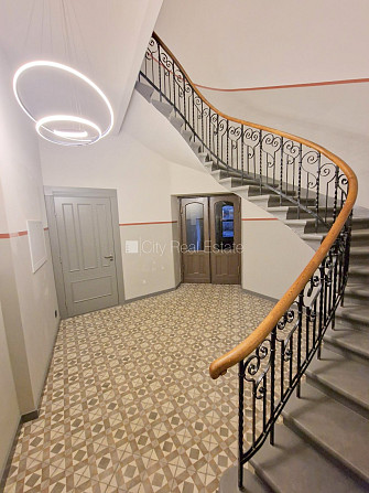 Pagalma ēka, renovēta māja, slēgts pagalms, ieeja no ielas un pagalma, kāpņu telpa pēc Rīga - foto 17