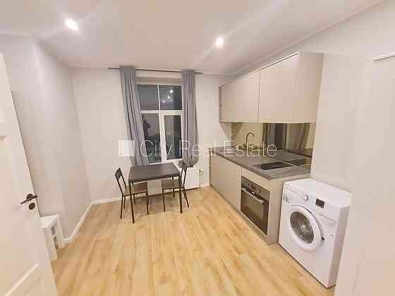 Здание во дворе, реновированный дом, закрытый двор, вход с улицы и со двора, Rīga