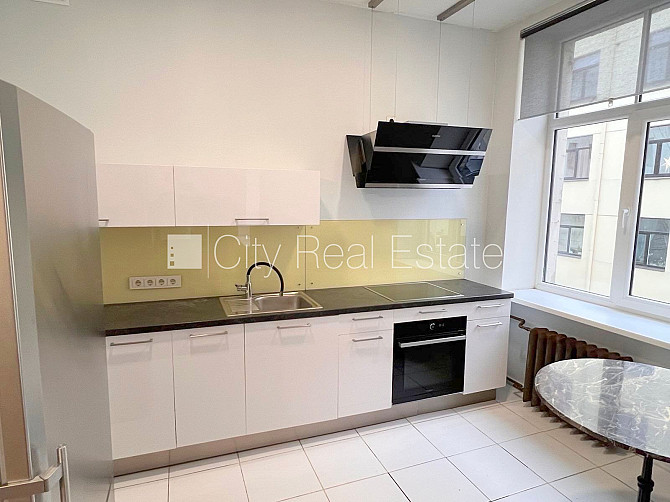 Fasādes māja, ieeja no ielas, kāpņu telpa pēc kosmētiskā remonta, logi vērsti mājas abās Rīga - foto 2