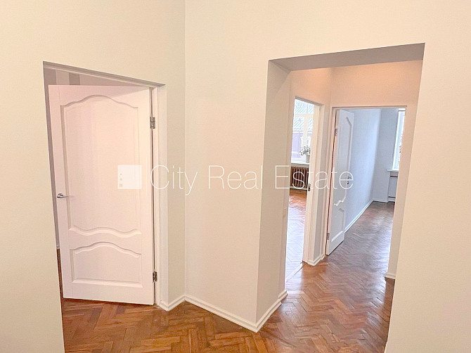 Fasādes māja, ieeja no ielas, kāpņu telpa pēc kosmētiskā remonta, logi vērsti mājas abās Rīga - foto 19