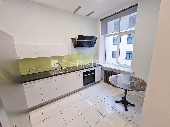 Fasādes māja, ieeja no ielas, kāpņu telpa pēc kosmētiskā remonta, logi vērsti mājas abās Rīga - foto 1