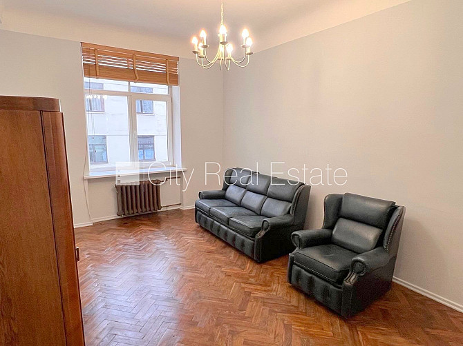 Fasādes māja, ieeja no ielas, kāpņu telpa pēc kosmētiskā remonta, logi vērsti mājas abās Rīga - foto 7