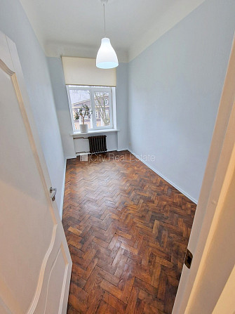 Fasādes māja, ieeja no ielas, kāpņu telpa pēc kosmētiskā remonta, logi vērsti mājas abās Rīga - foto 18