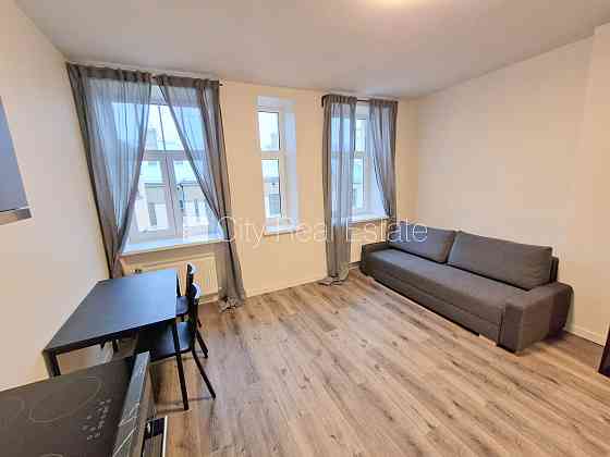 Здание во дворе, реновированный дом, закрытый двор, вход с улицы и со двора, Rīga