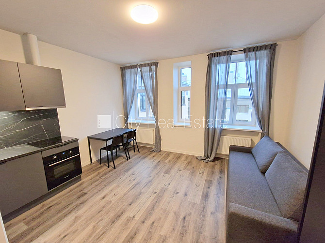 Pagalma ēka, renovēta māja, slēgts pagalms, ieeja no ielas un pagalma, kāpņu telpa pēc Rīga - foto 1