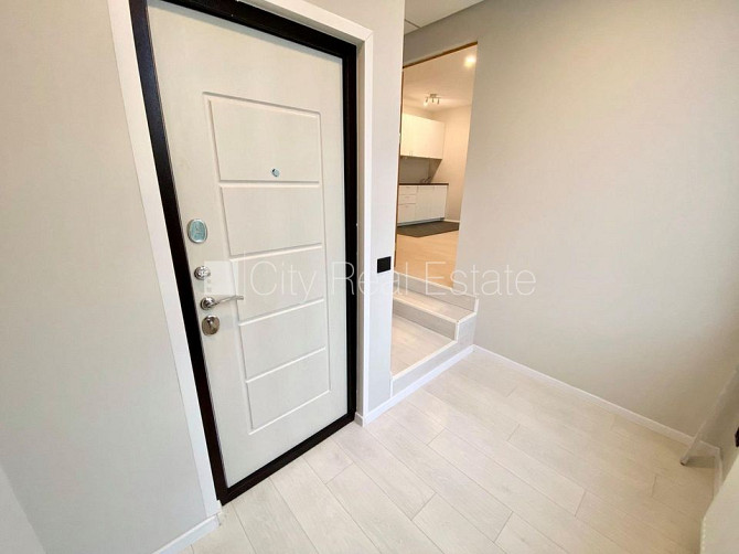 Fasādes māja, renovēta māja, slēgta teritorija, ieeja no ielas, ir lifts, kāpņu telpa pēc Rīga - foto 15