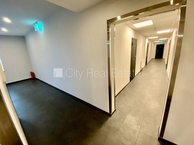 Fasādes māja, renovēta māja, slēgta teritorija, ieeja no ielas, ir lifts, kāpņu telpa pēc Rīga - foto 16