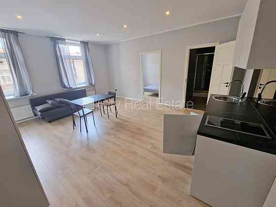 Фасадный дом, реновированный дом, закрытый двор, вход с улицы и со двора, Rīga