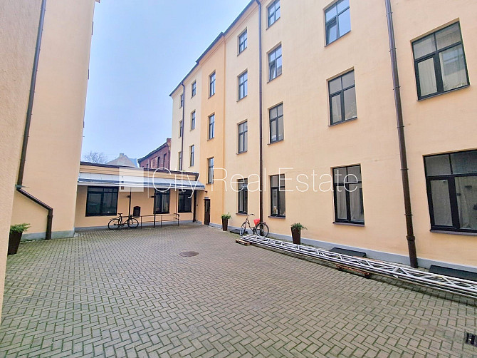 Pagalma ēka, renovēta māja, slēgts pagalms, ieeja no ielas un pagalma, kāpņu telpa pēc Rīga - foto 19