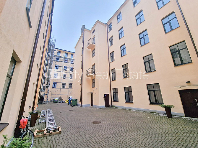 Pagalma ēka, renovēta māja, slēgts pagalms, ieeja no ielas un pagalma, kāpņu telpa pēc Rīga - foto 18