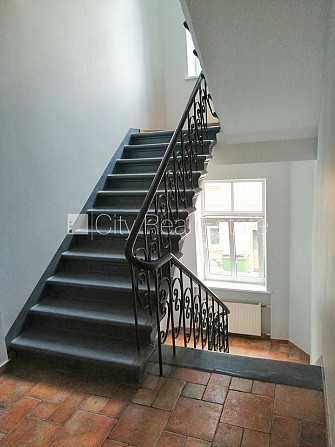 Fasādes māja, renovēta māja, slēgts pagalms, ieeja no pagalma, kāpņu telpa pēc kapitālā Rīga - foto 14