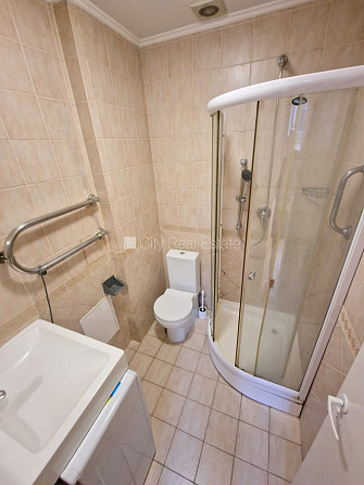 Fasādes māja, renovēta māja, slēgts pagalms, ieeja no pagalma, kāpņu telpa pēc kapitālā Rīga - foto 10