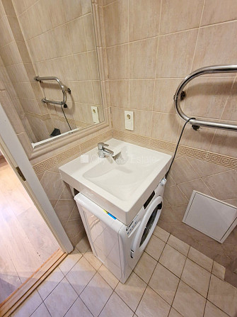 Fasādes māja, renovēta māja, slēgts pagalms, ieeja no pagalma, kāpņu telpa pēc kapitālā Rīga - foto 12