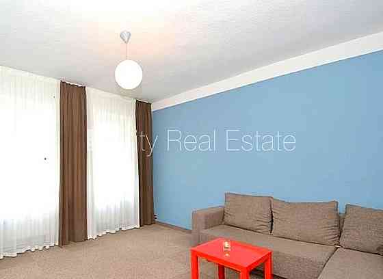 Фасадный дом, подъездная дорога покрыта брущаткoй, вход с улицы, окна выходят в Rīga